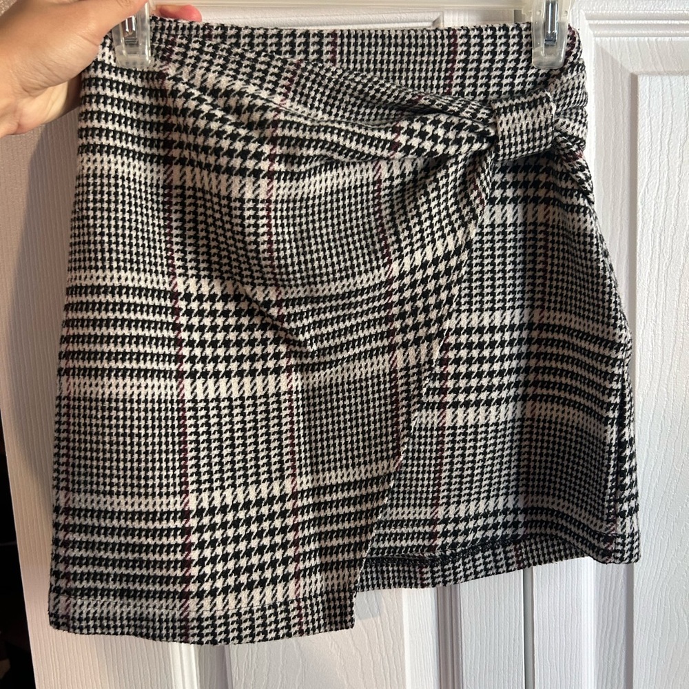 Forever 21 Black and White Houndstooth Mini Skirt